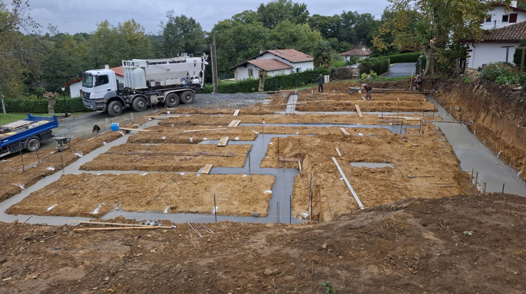 Construction d'une maison à Espelette, Pays Basque, coulage des fondations 