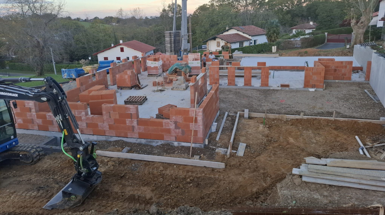 Maison d'architecte à Espelette, Pays Basque, élévation des façades en brique